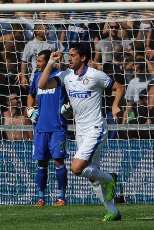 Diego Milito, al rientro dopo l'infortunio, segna il gol del 5-0. 
